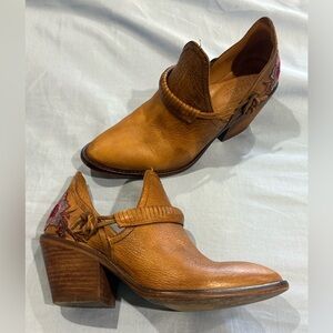 Vera Cruz "Estrada" embroidered boots in rustic tan. From Sundance! Size 6.5